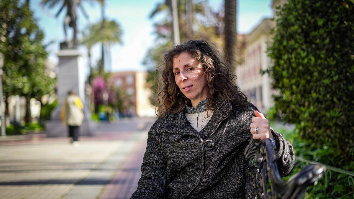 Almudena Oyola, que padece covid persistente, en una calle de Badajoz