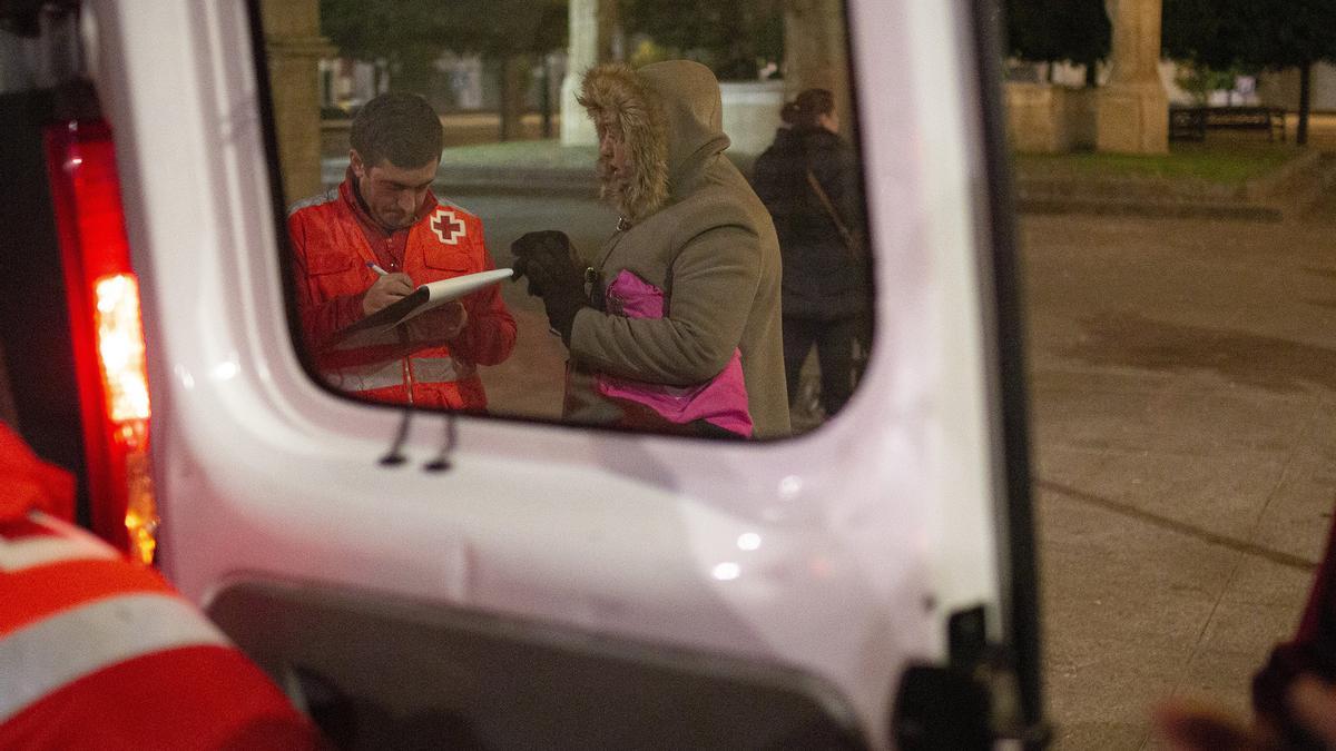 Imagen de archivo de la unidad móvil de Cruz Roja atendiendo a las personas sin hogar que duermen en la calle.