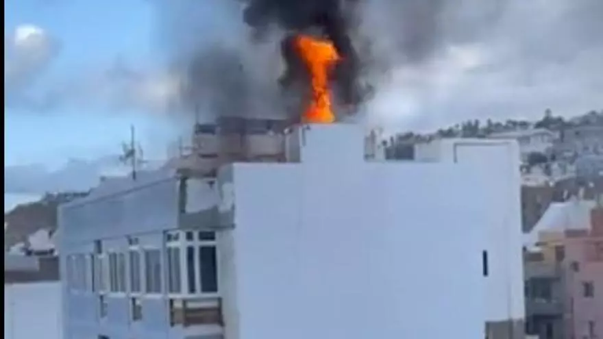 Incendio en la azotea de un edificio de Las Palmas de Gran Canaria