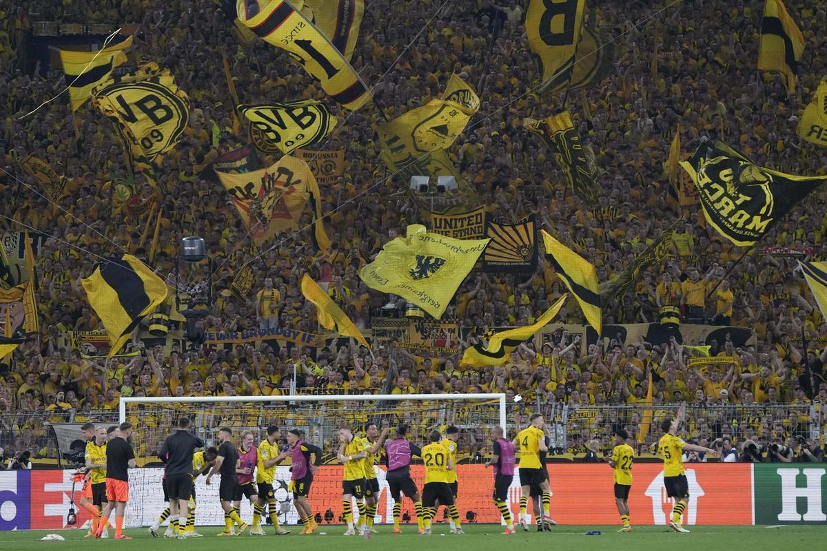 El espectacular 'Muro Amarillo' del Signal Iduna Park celebra el triunfo del Borussia Dortmund.