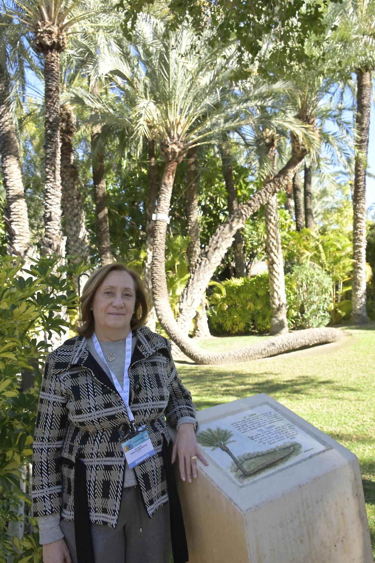 Gómez de Liaño junto a una de las palmeras más singulares del Hotel Huerto del Cura de Elche
