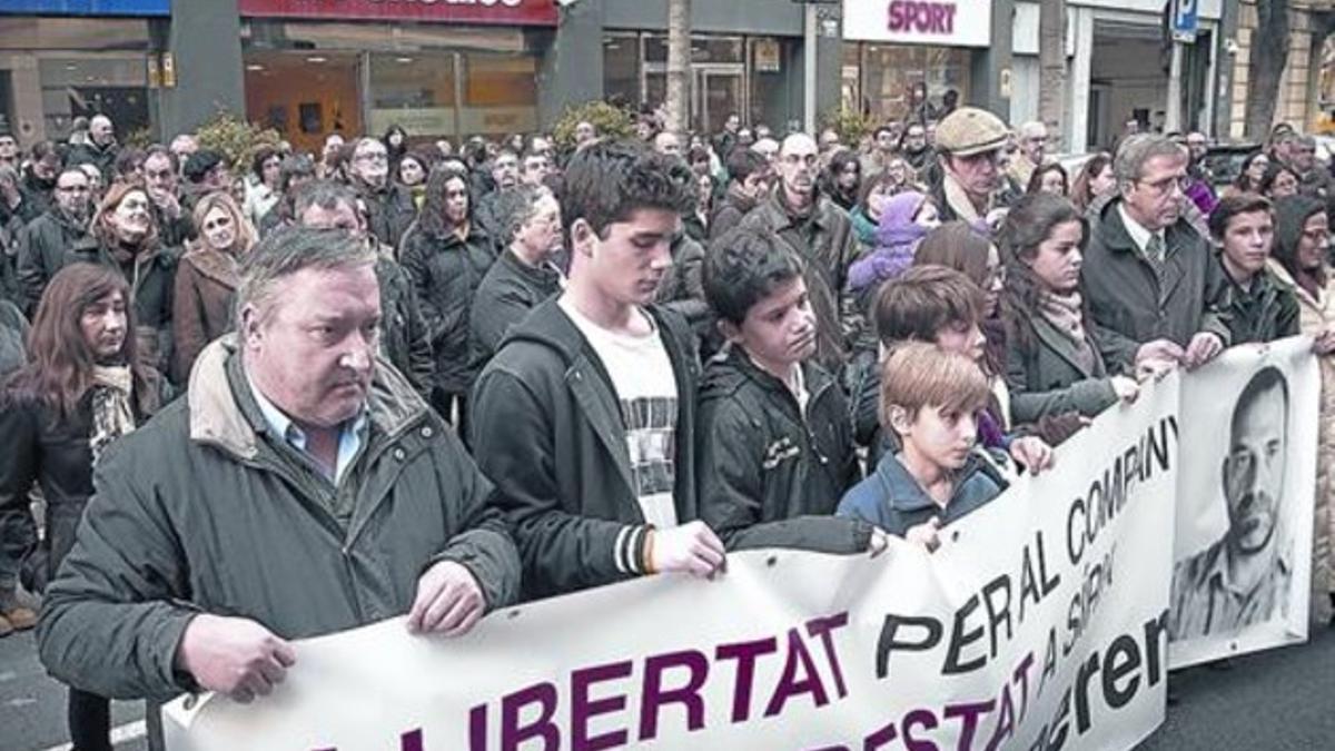 Francesc Zaragoza, el primero por la izquierda, tras la pancarta, en enero.