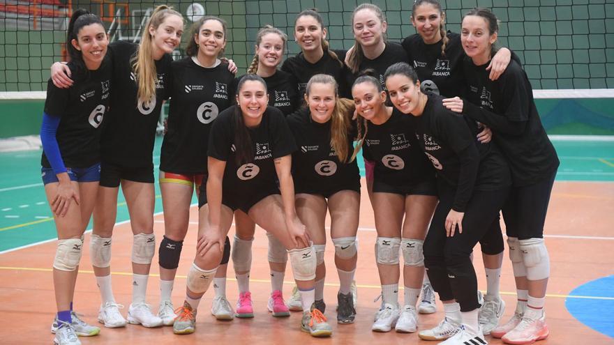 Las jugadoras del Zalaeta posan antes de su entrenamiento en el pabellón del Barrio de las Flores. |  // CARLOS PARDELLAS