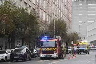Rescatan en A Coruña a un joven en un canalón tras salir por la ventana a buscar a un gato y no poder volver a entrar