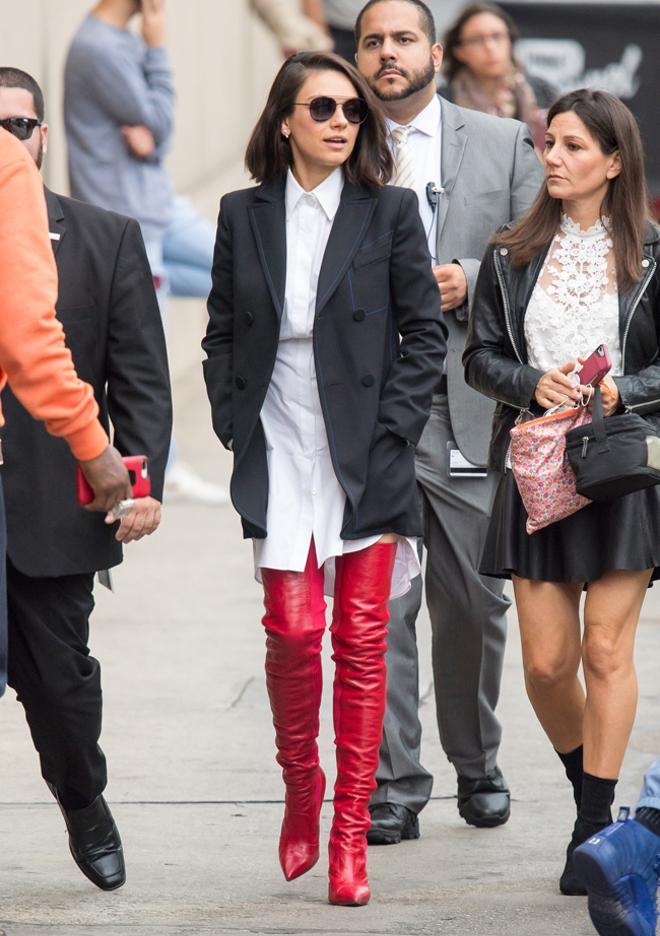 Mila Kunis paseando por las calles de California.