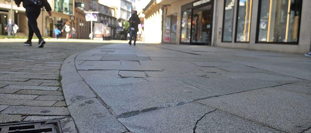 Pavimento deteriorado en la céntrica Plaza de Galicia.   | // NOÉ PARGA