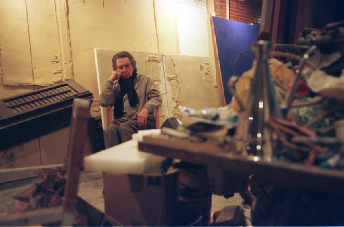 L’artista, pensatiu al seu estudi, el 1998.