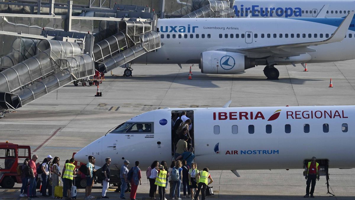 Aviones de Air Nostrum, Luxair y Air Europa en el aeropuerto de Peinador el pasado 30 de mayo