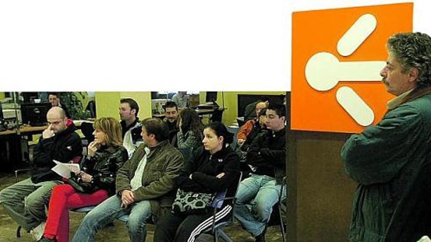 Parados esperando en una oficina de empleo de Oviedo. / archivo