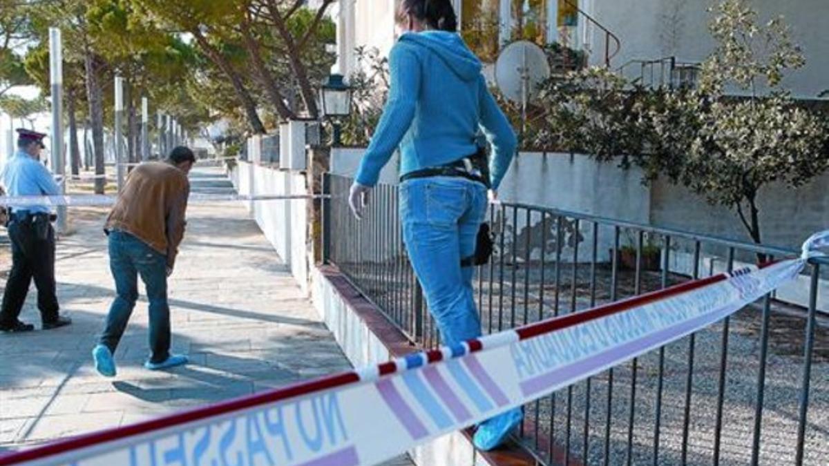 Agentes de los Mossos investigan en el exterior de la casa de Jordi Comas, ayer.