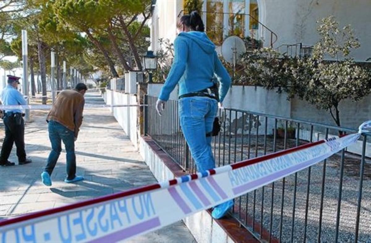 Agents dels Mossos investiguen a l’exterior de la casa de Jordi Comas, ahir.