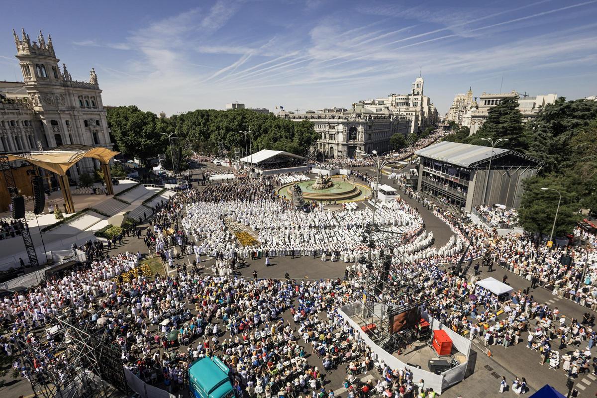 Decenas de personas participan en la misa de Corpus Christi presidida por el Papa León XIV, en la plaza de Cibeles