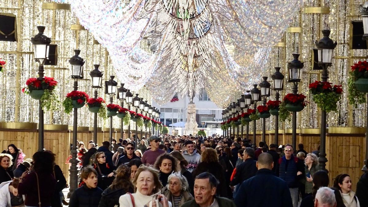 Cientos de personas abarrotan las calles de la capital en Navidad.