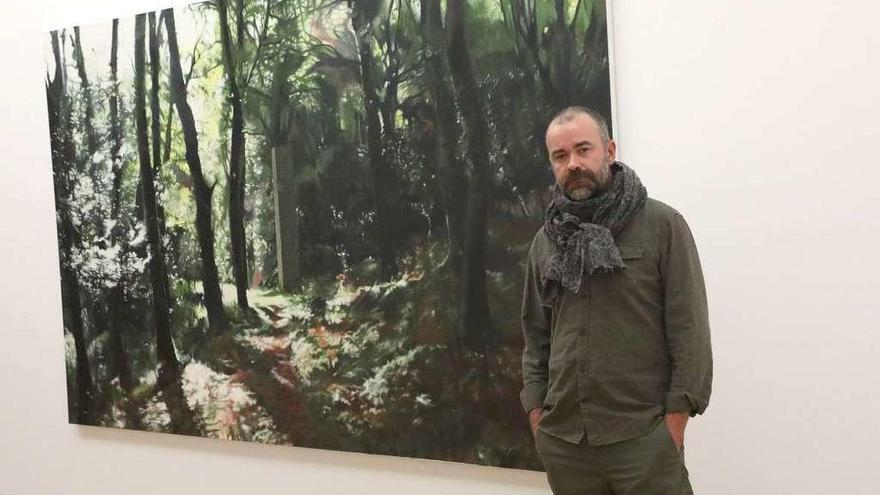 Álvaro Negro, ayer, ante una de las obras de la exposición Y del CAGC compostelano. // Xoán Álvarez