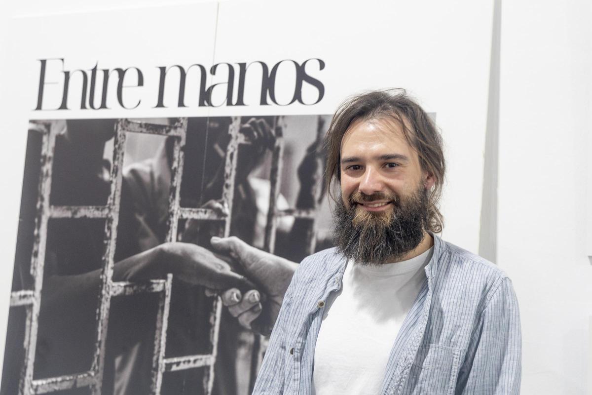 El médico y cooperante Iñaki García visita una exposición de Cooperación en Elche antes de su participación en un congreso
