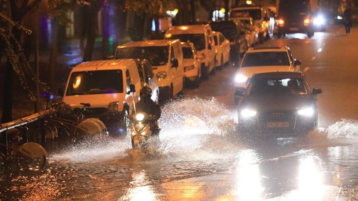 Lluvia intensa en Barcelona, este jueves.