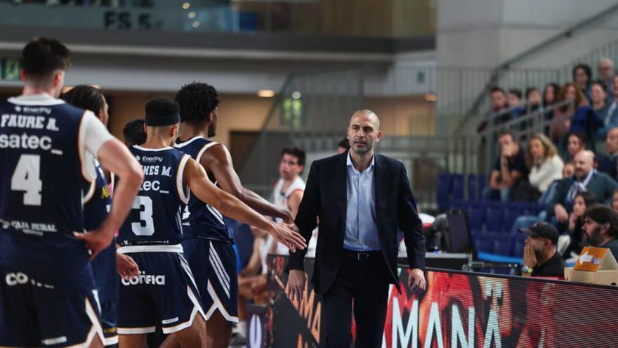 Javi Rodríguez chocha la mano a sus jugadores, ayer en el Palacio.  |