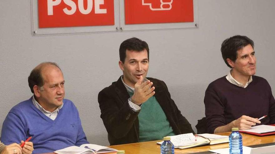 Caballero (en el centro), durante la ejecutiva gallega de ayer en la que se eligió la gestora. // Xoán Álvarez