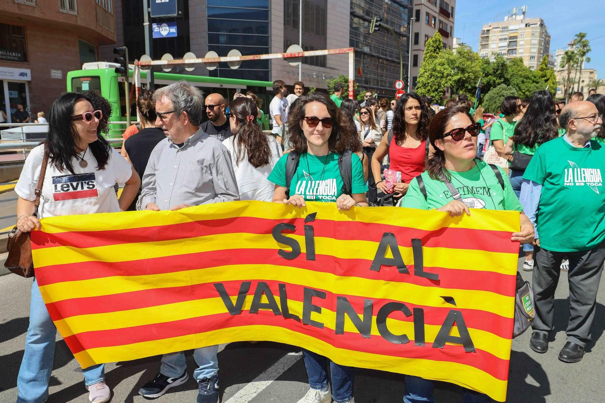 Huelga en la enseñanza: Los sindicatos se manifiestan frente a la dirección territorial de Educación en Castelló