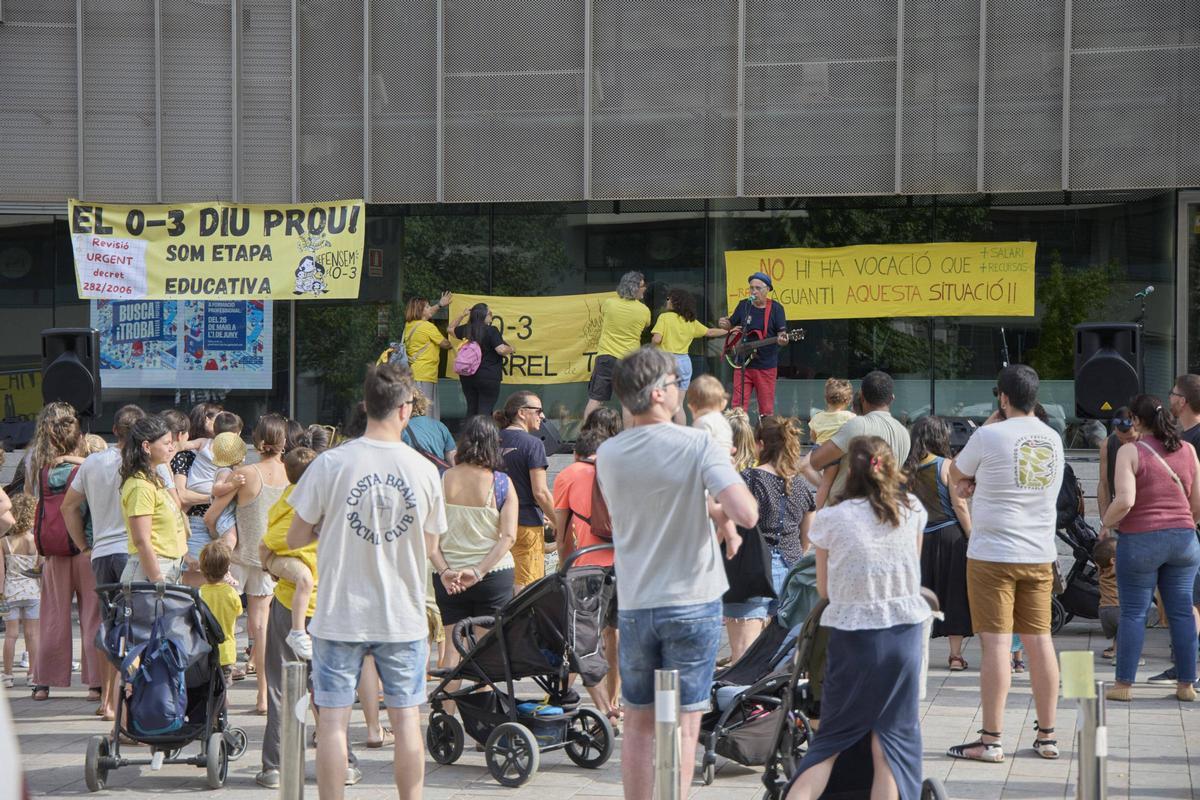 Les imatges de la protesta dels docents gironins contra el preacord d'Educació Les imatges de la protesta dels docents gironins contra el preacord d'Educació