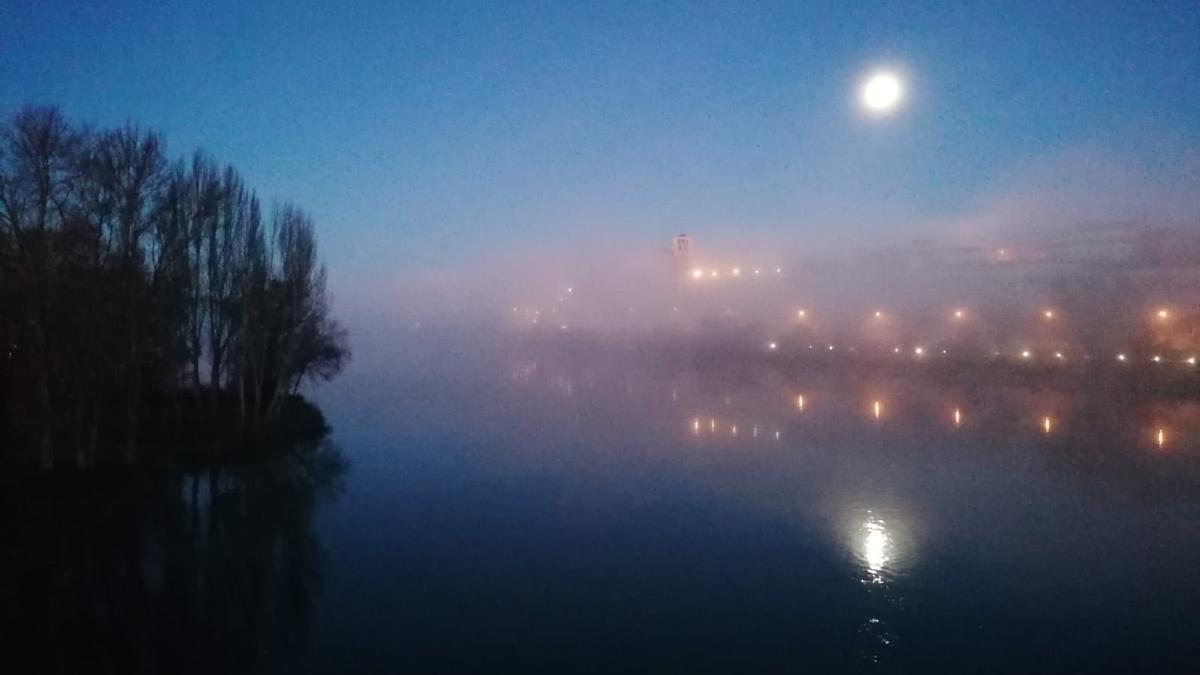 Estampa del río envuelto en niebla.