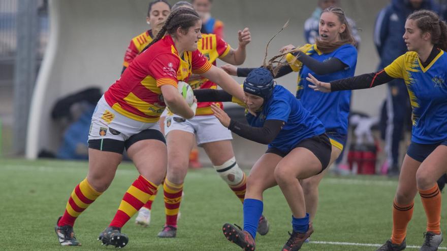 La jugadora de rugbi figuerenca Izar Casado, a l’esquerra, en una acció d’un partit d’aquesta temporada amb la USAP de Perpinyà.