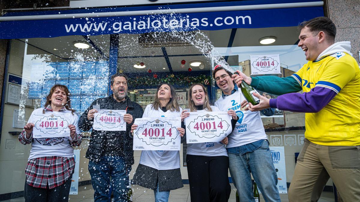 Premiados celebrando su segundo premio del sorteo de la Lotería de Navidad en Sant Boi del Llobregat, en 2024.