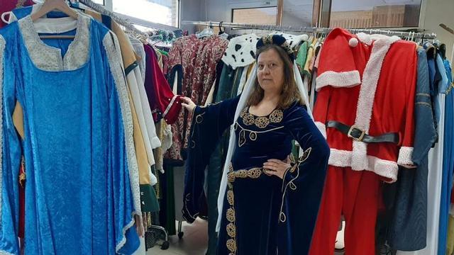 Nati Rodríguez, ataviada con prendas de época medieval, entre algunos de los trajes que ha confeccionado. | L. P.