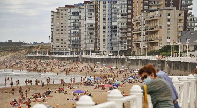 Salinas: oda a la vida surfera, la belleza y la comodidad de vivir a pie de playa