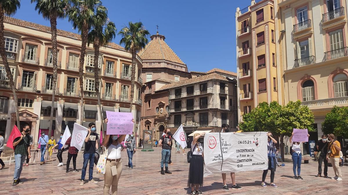 Estudiantes manifestándose en la plaza de la Constitución