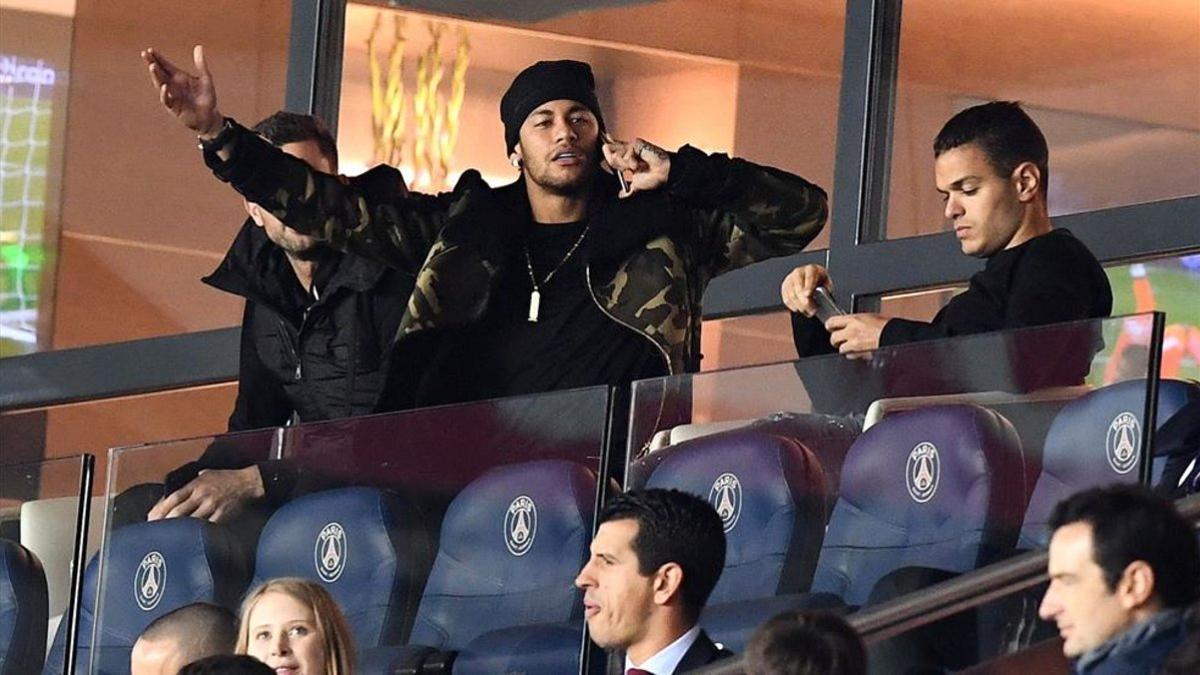 Neymar, en la grada junto a Ben Arfa durante la etapa de este último en el PSG