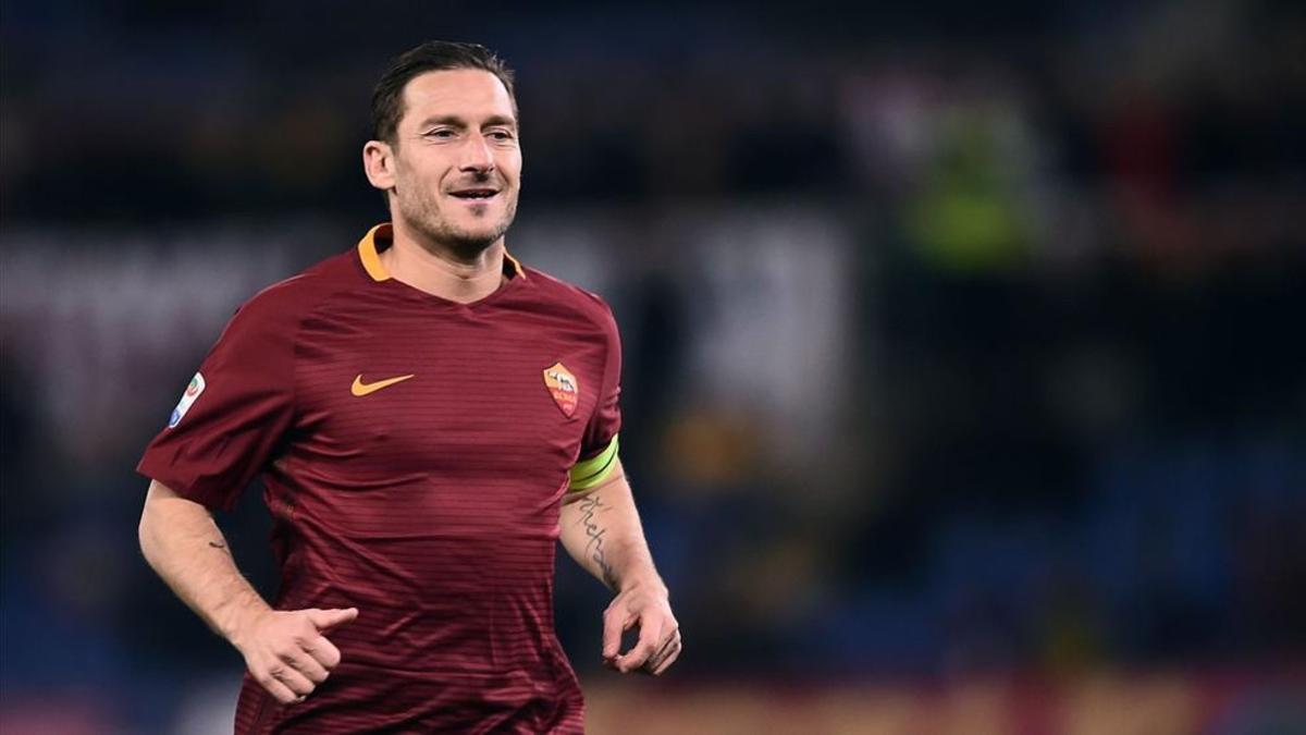 Totti es duramente criticado, e insultado, por un político italiano