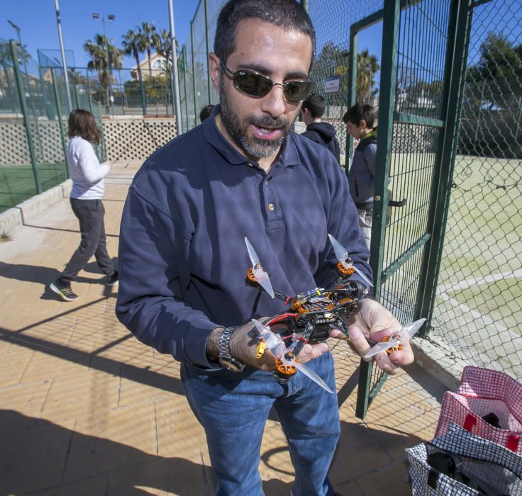 Alicante celebra el primer curso de construcción y pilotaje de drones de carreras para niños.