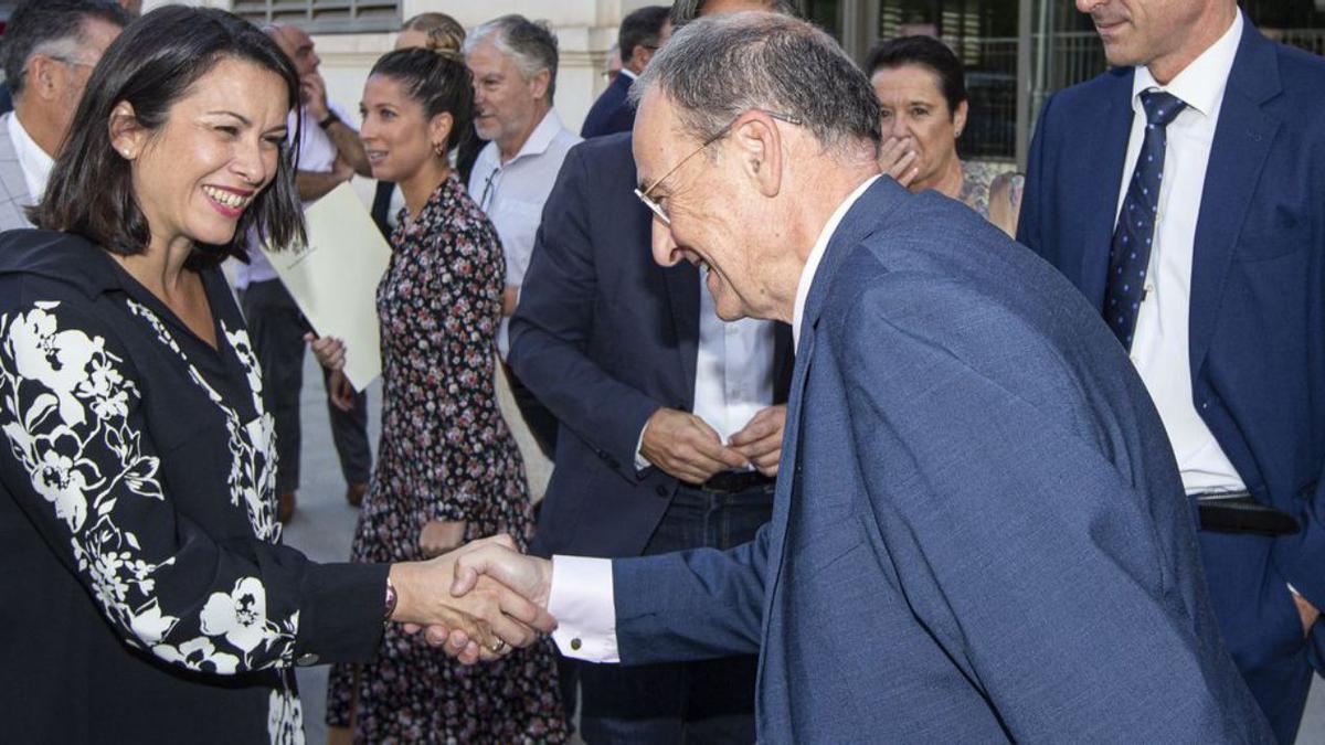 Juan Ramón Gil saluda a la alcaldesa de Orihuela, Carolina Gracia, antes de iniciarse el acto.