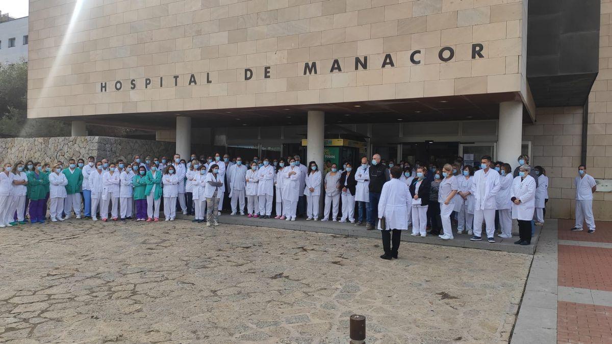 Los compañeros del médico fallecido le han rendido homenaje a las puertas del hospital.