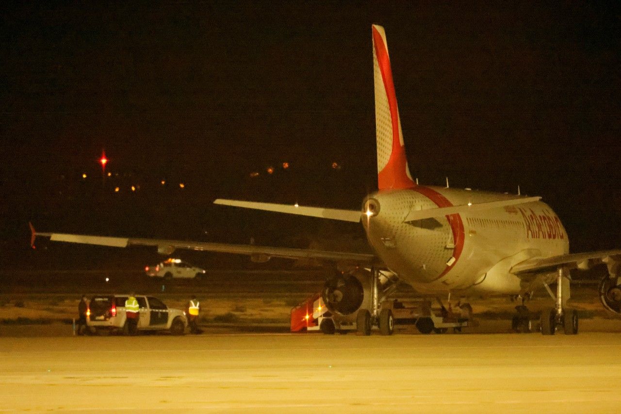 Imagen del llamado 'avión patera' que aterrizó ayer por la falsa indisposición de un pasajero en Palma de Mallorca, que volaba entre Marruecos y Turquía.