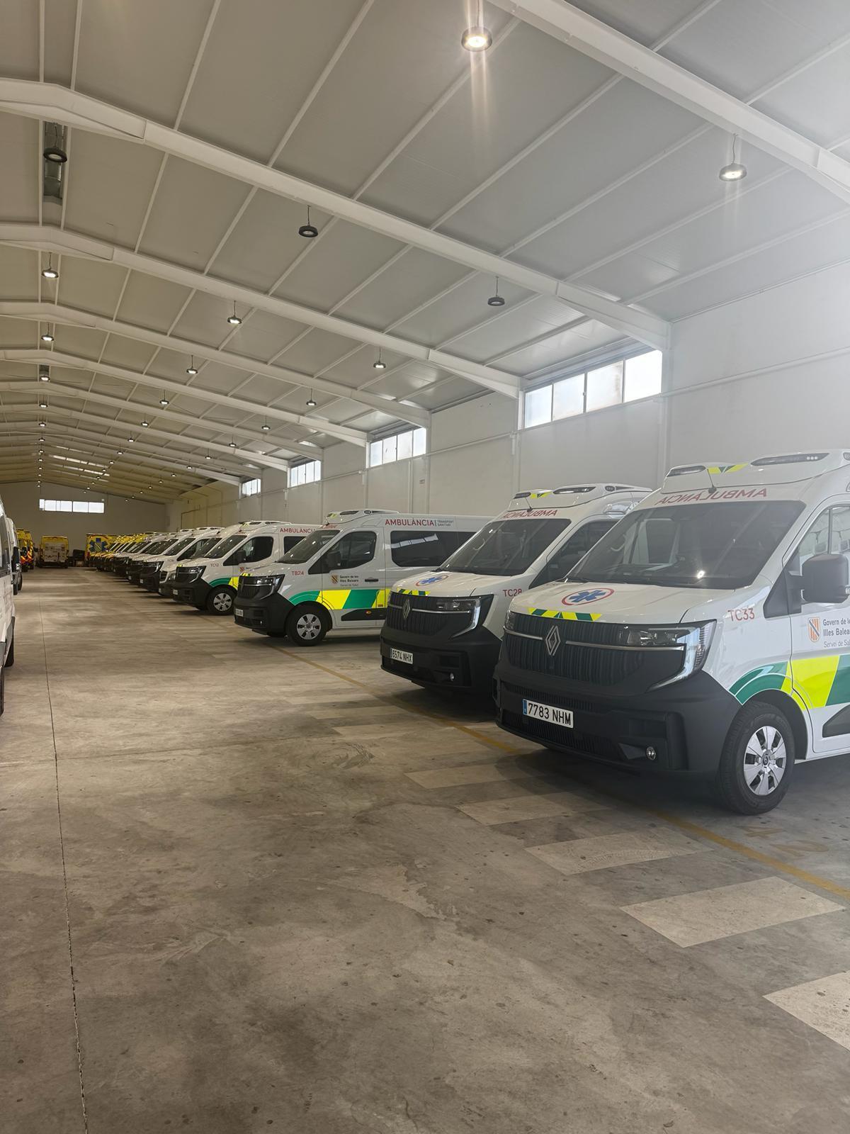 Imagen tomada esta mañana de hasta ocho nuevas ambulancias paradas por falta de técnicos que las conduzcan.
