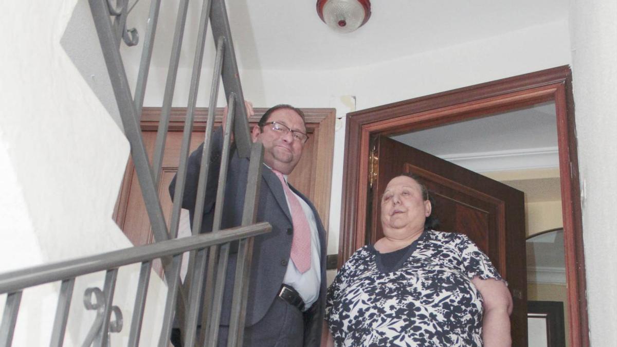 El director de Praysa con Esperanza ante la escalera que le separa del barrio.