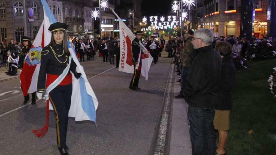 La rondalla de Valadares cerró el desfile de ayer por las calles del centro de Vigo.  // J. Lores