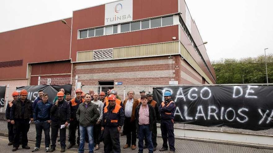 Trabajadores concentrados a las puertas de la fábrica, ayer, en el polígono industrial de Somonte.