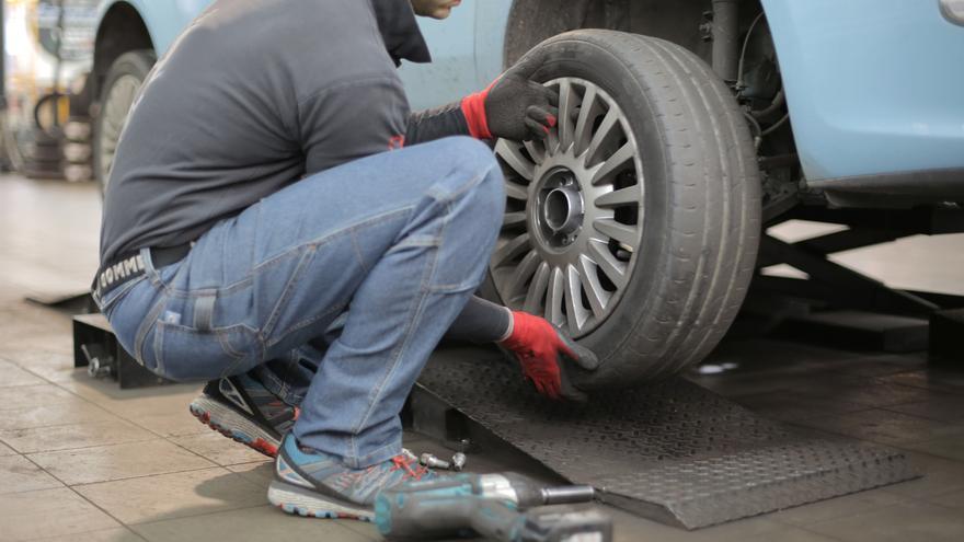Cómo saber cuándo tienes que cambiar tus neumáticos usando una moneda de un euro