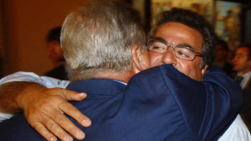 Enrique Ortiz se abraza con Luis Díaz Alperi.