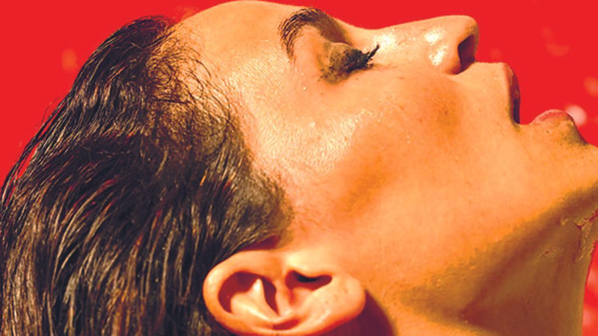 Tallar-se un peu amb una motoserra