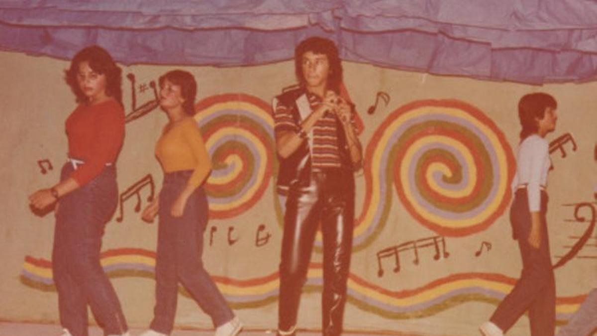 Estudiantes durante una actuación musical  de una escala en Hi Fi en la Escuela Hogar de Puerto del Rosario.
