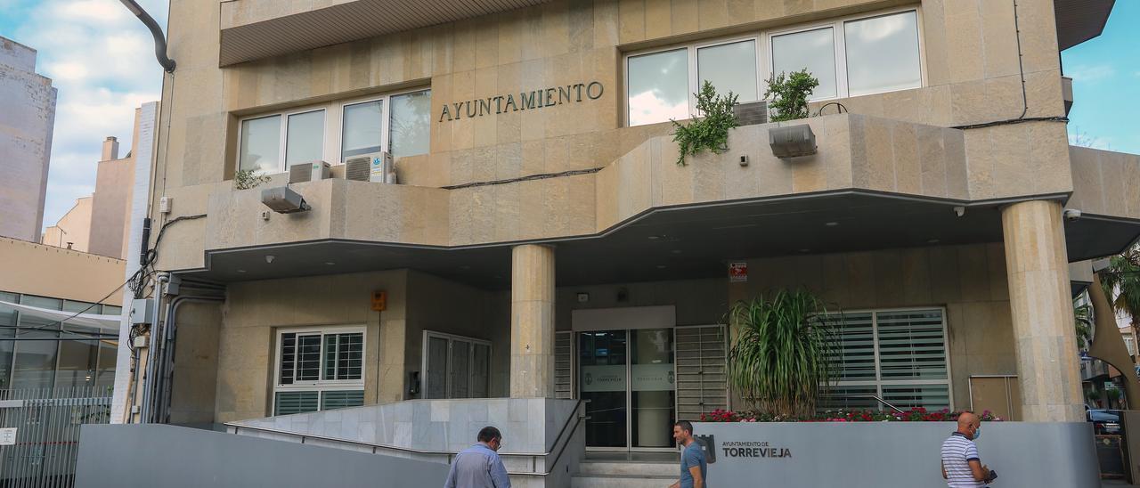 Acceso a la sede principal del Ayuntamiento de Torrevieja