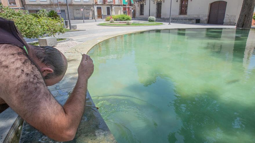 Un hombre se refresca en la localidad de Orihuela ante las altas temperaturas.