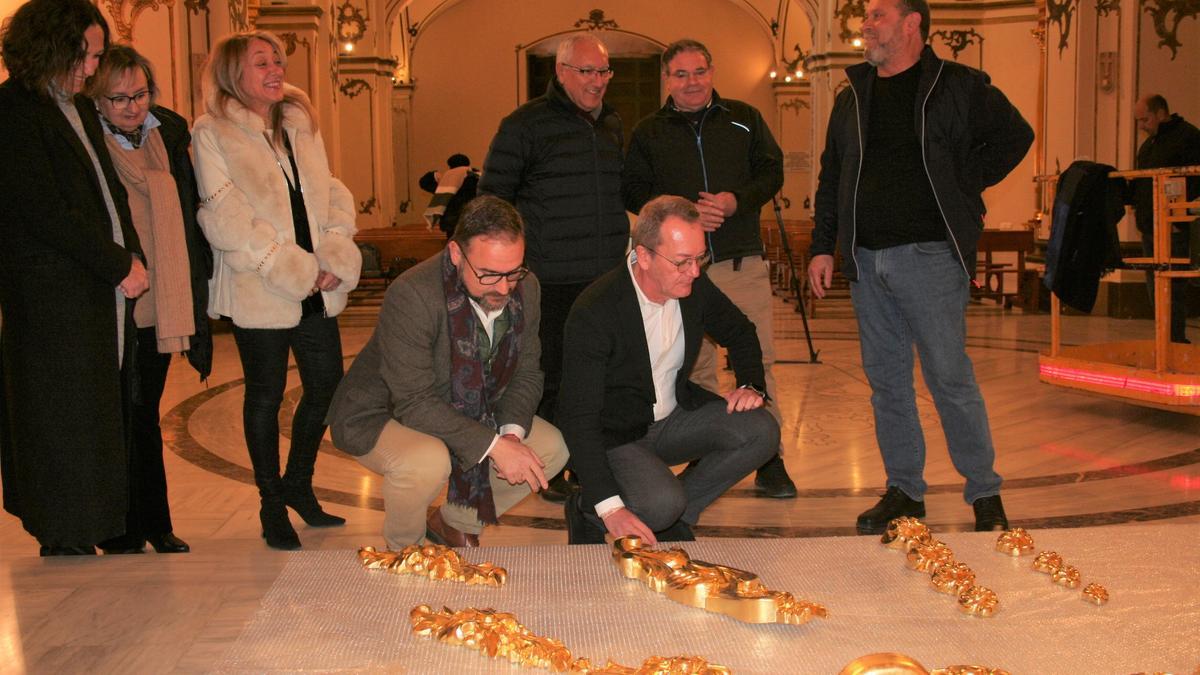 El alcalde, Diego José Mateos, y el presidente del Paso Blanco, contemplaban algunas de las piezas que se colocarán en el cascarón de la bóveda de la capilla del Rosario.