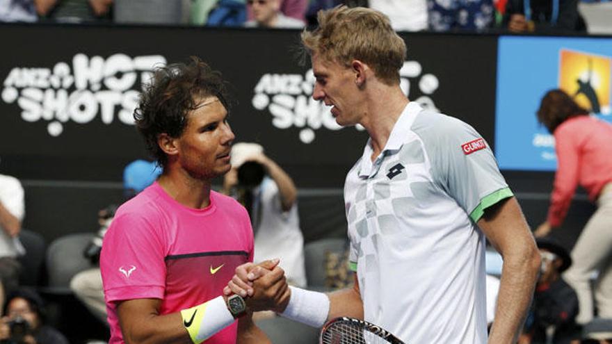 Rafael Nadal y Kevin Anderson estrechan la mano tras el encuentro.