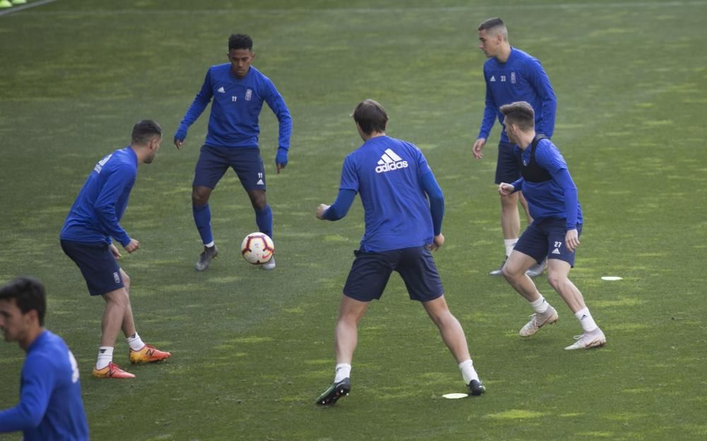 Los oviedistas apoyana a su equipo antes del derbi