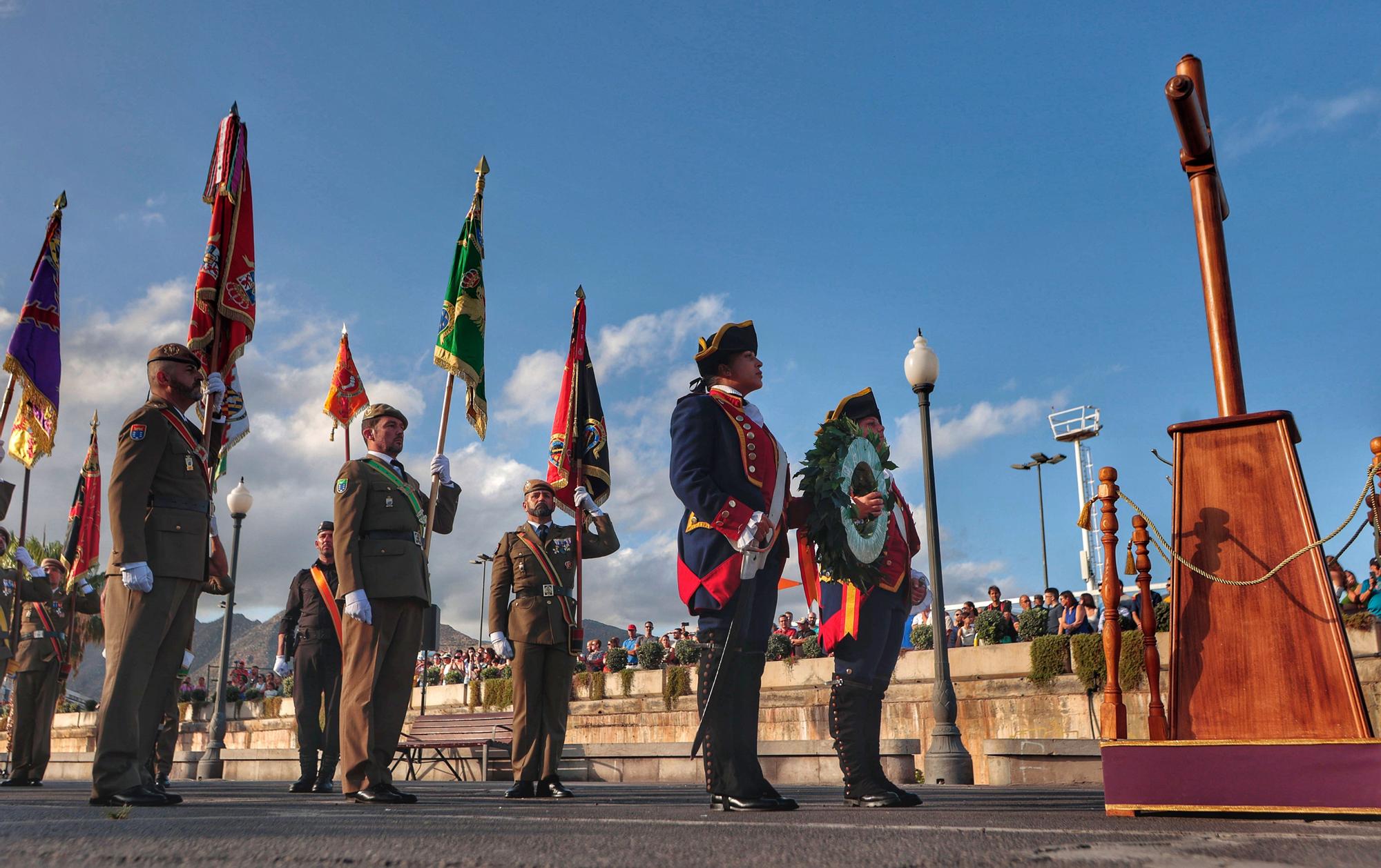 Arriado de la bandera nacional y exposición de material del Ejército